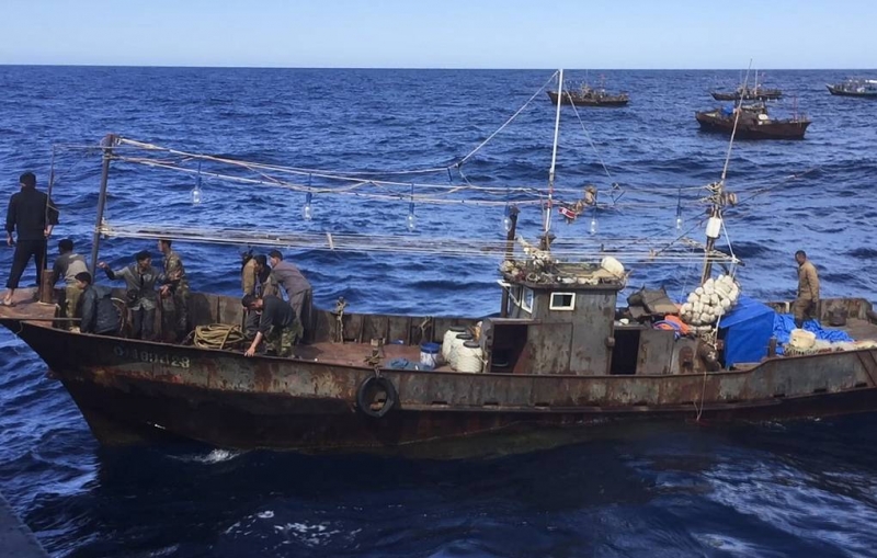 Российские пограничники задержали в Японском море еще 64 браконьера из КНДР