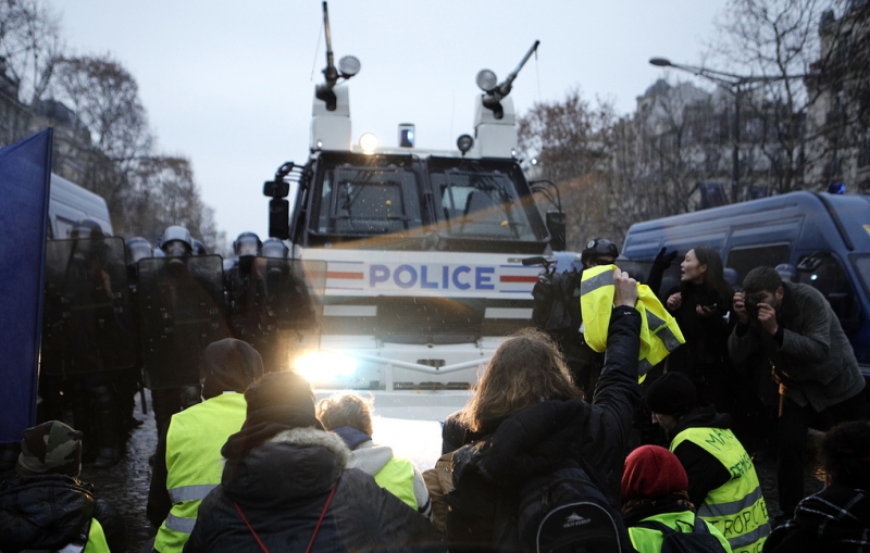 Число задержанных в ходе манифестаций в Париже превысило 160